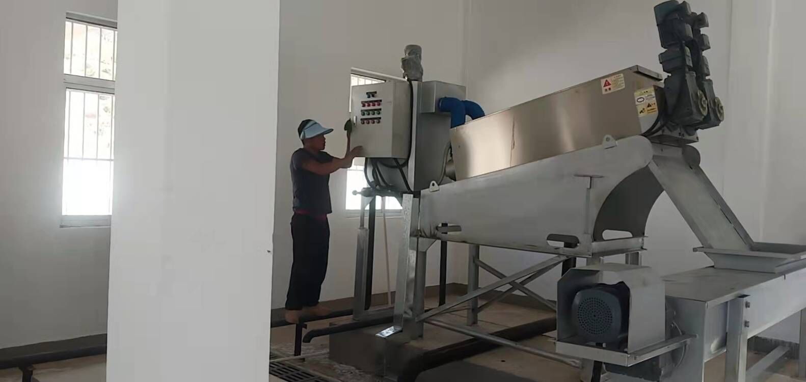 南木林縣污水處理廠工作人員和上級領(lǐng)導一起排查污水管網(wǎng)